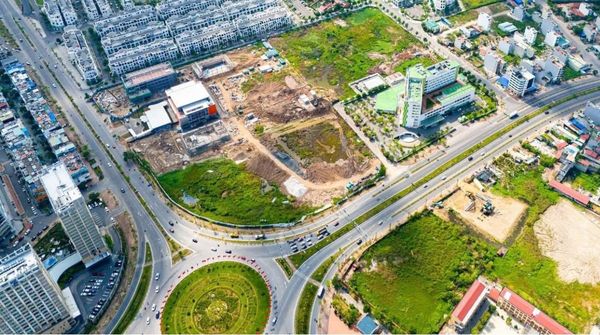 Chung cư Harbor Crown nằm ngay ngã 4 Võ Nguyên Giáp và Bùi Viện